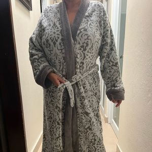 Ellen Tracy Robe